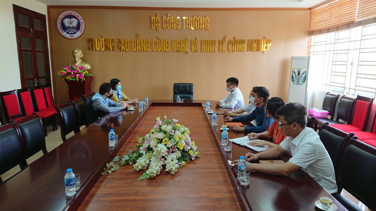 TRAO ĐỔI HỢP TÁC GIỮA TRƯỜNG CAO ĐẲNG CÔNG NGHỆ VÀ KINH TẾ CÔNG NGHIỆP (IETC) VÀ CÔNG TY TNHH SR TECH