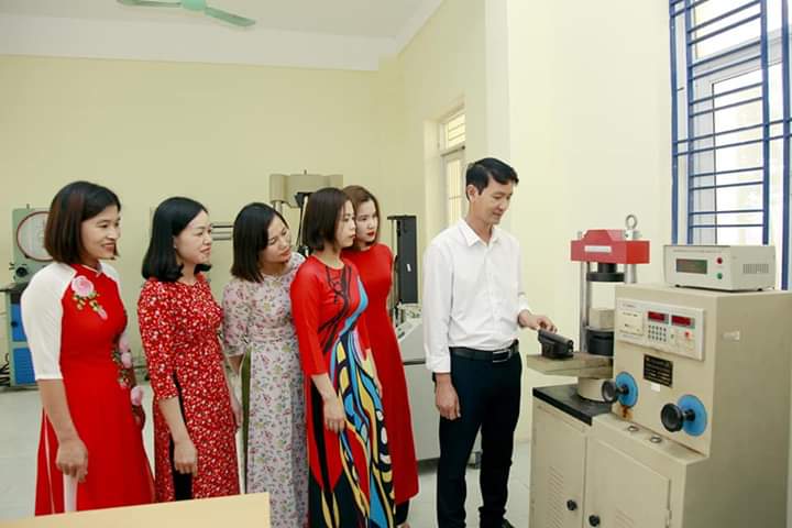 Giờ thực hành tại trung tâm thí nghiệm vật liệu xây dựng