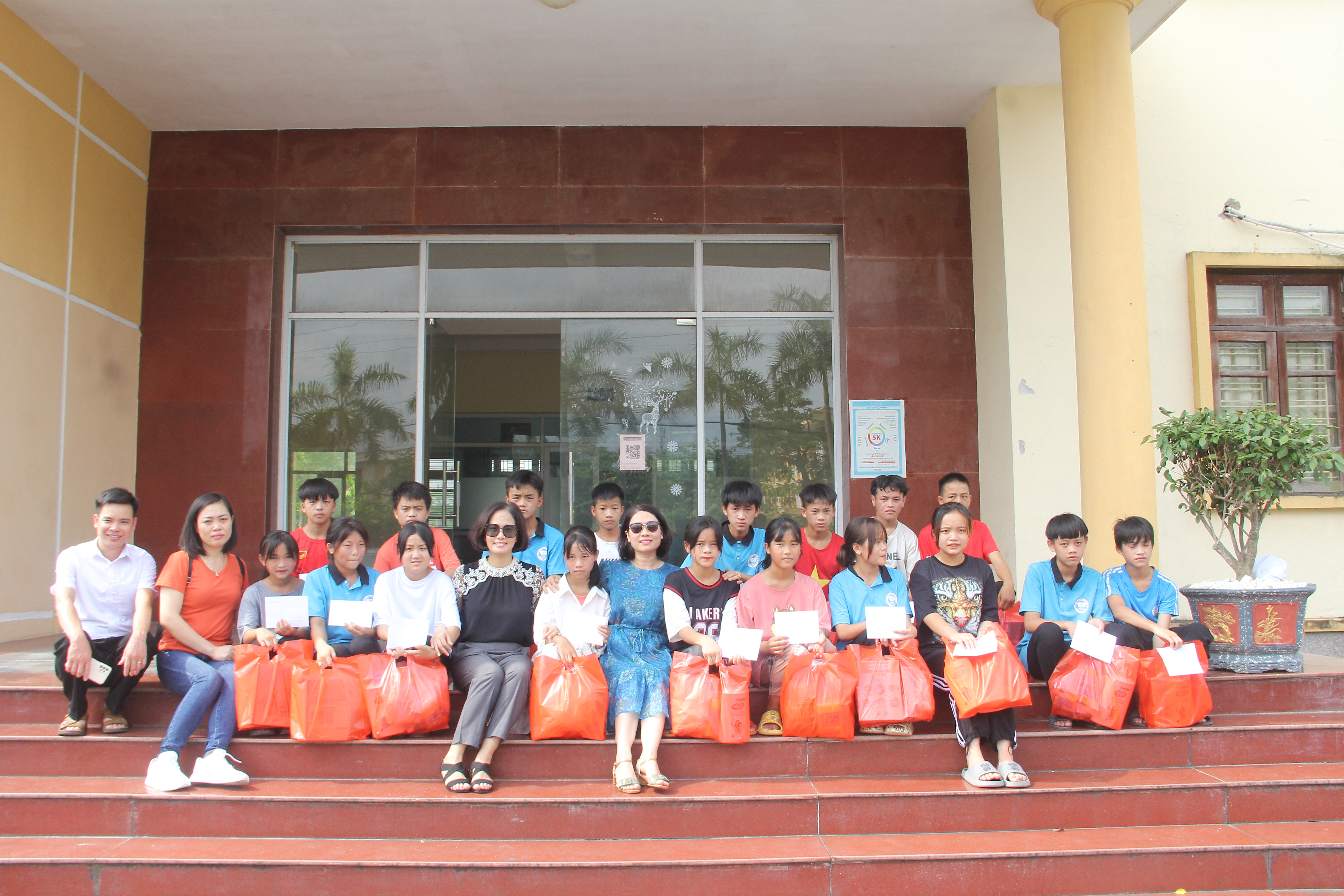 ĐOÀN THIỆN NGUYỆN HÀ NỘI  VÀ CHỊ NGUYỄN THANH TÂM TẶNG QUÀ CHO HỌC SINH  XÃ PẢI LỦNG – HUYỆN MÈO VẠC – TỈNH HÀ GIANG HỌC TẬP TẠI TRƯỜNG IETC