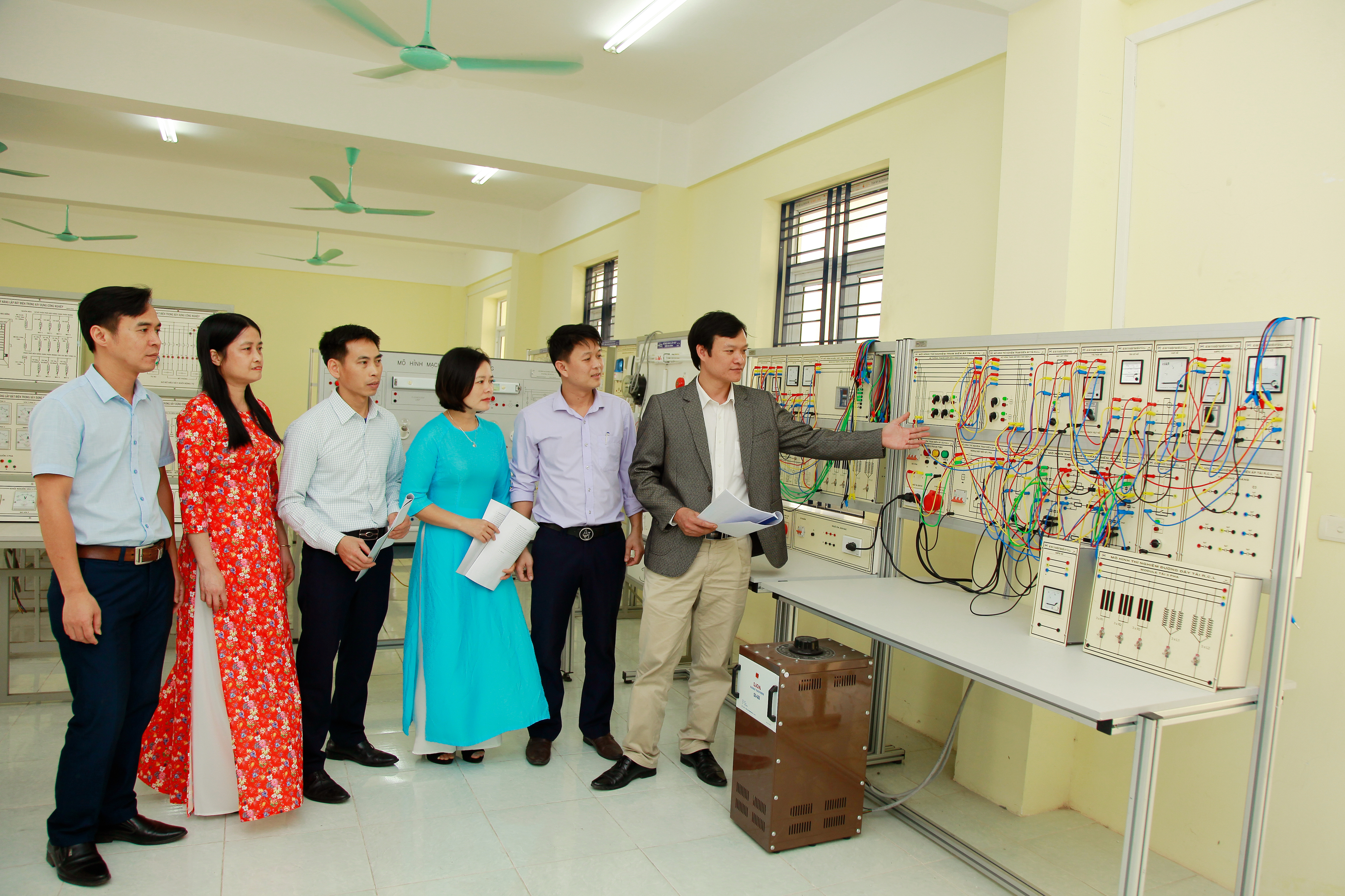 Giờ thực hành ngành Điện công nghiệp