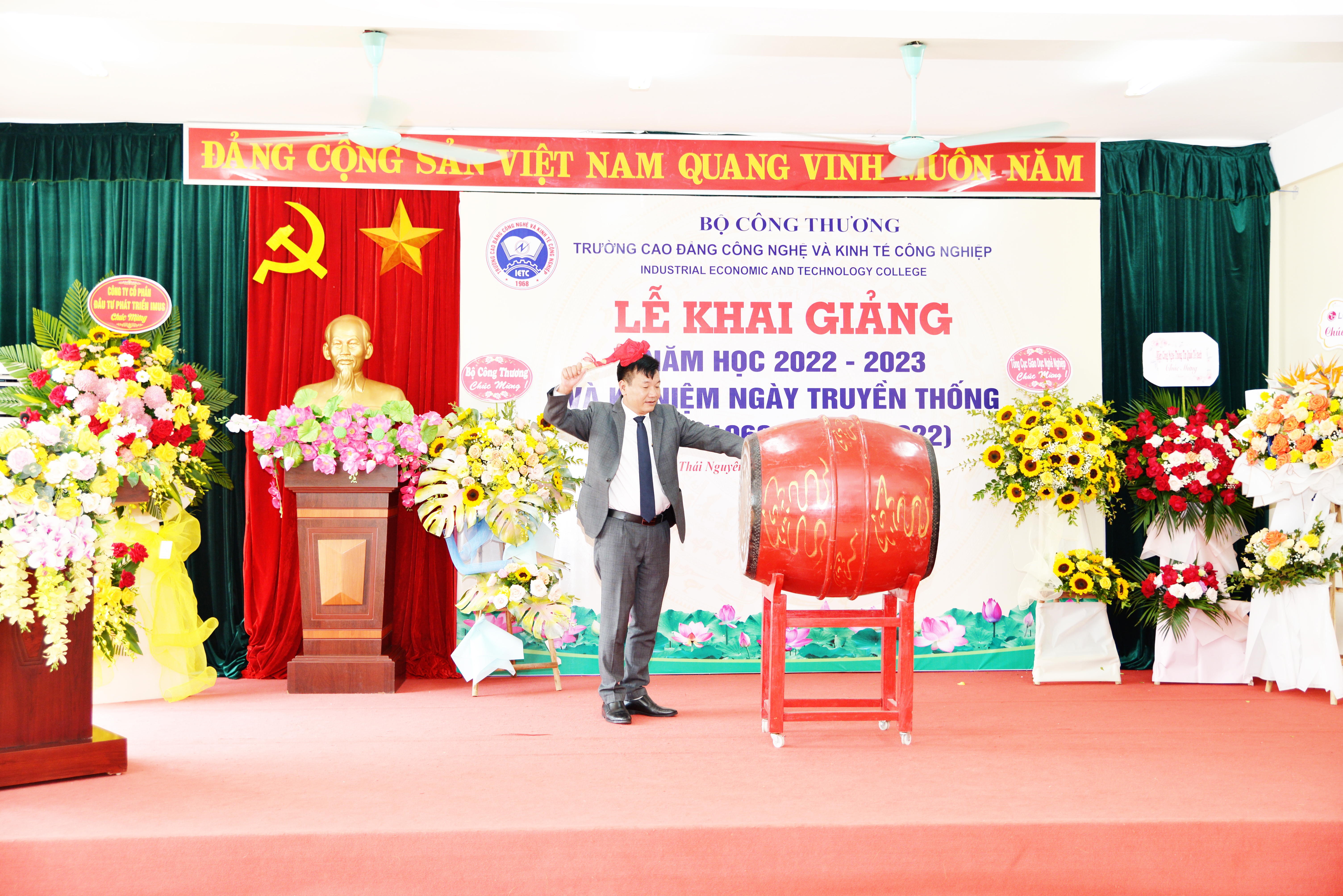 IETC TỔ CHỨC LỄ KHAI GIẢNG VÀ KỶ NIỆM 54 NĂM NGÀY TRUYỀN THỐNG NHÀ TRƯỜNG