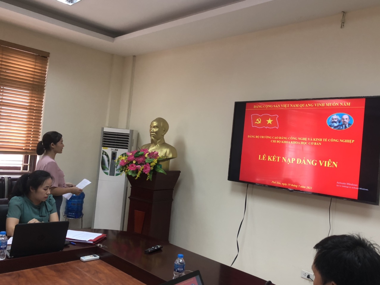 LỄ KẾT NẠP ĐẢNG VIÊN MỚI THUỘC CHI BỘ KHOA KHOA HỌC CƠ BẢN TRƯỜNG IETC