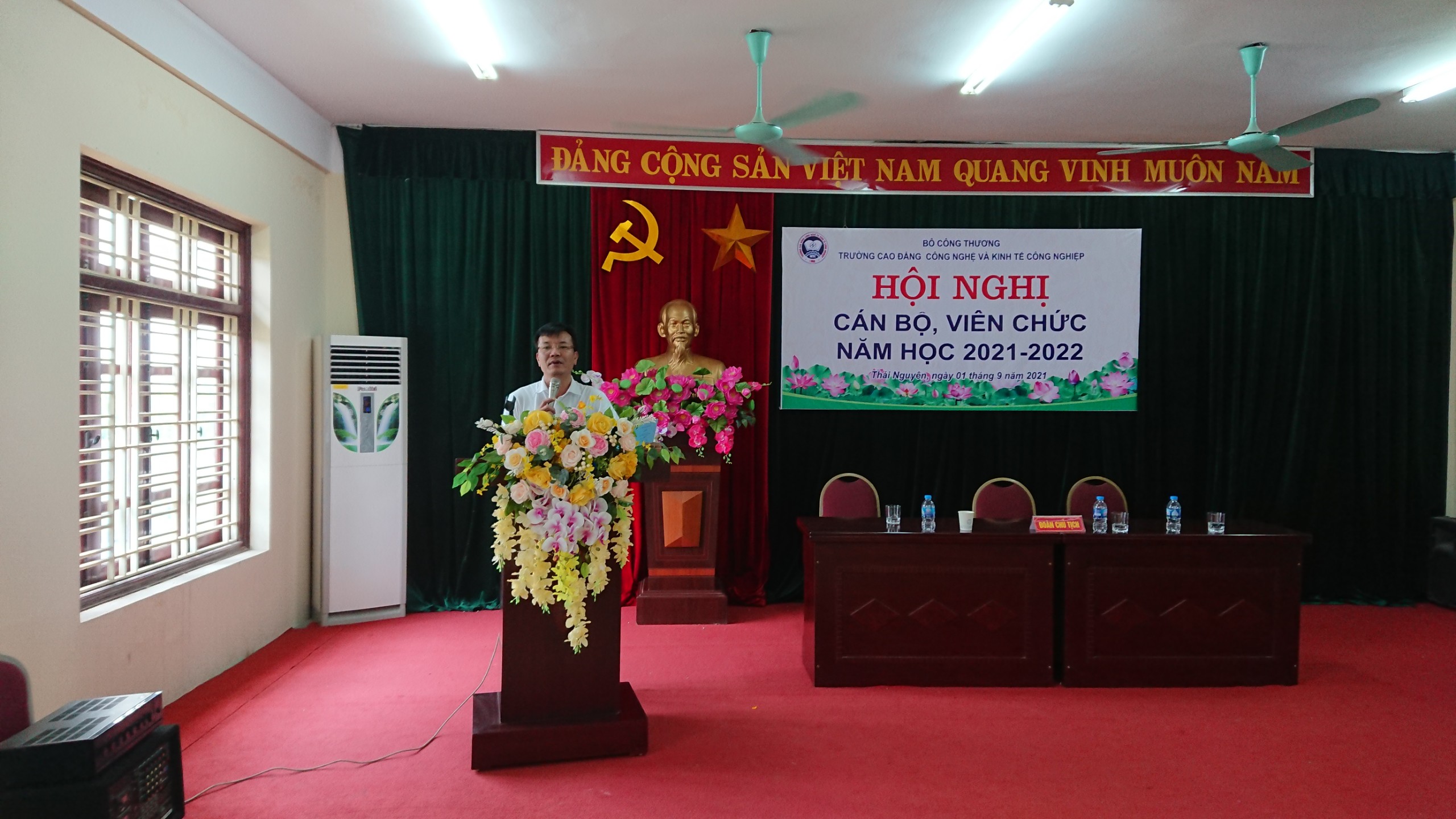 Trường IETC tổ chức Hội nghị cán bộ, viên chức năm học 2021- 2022 