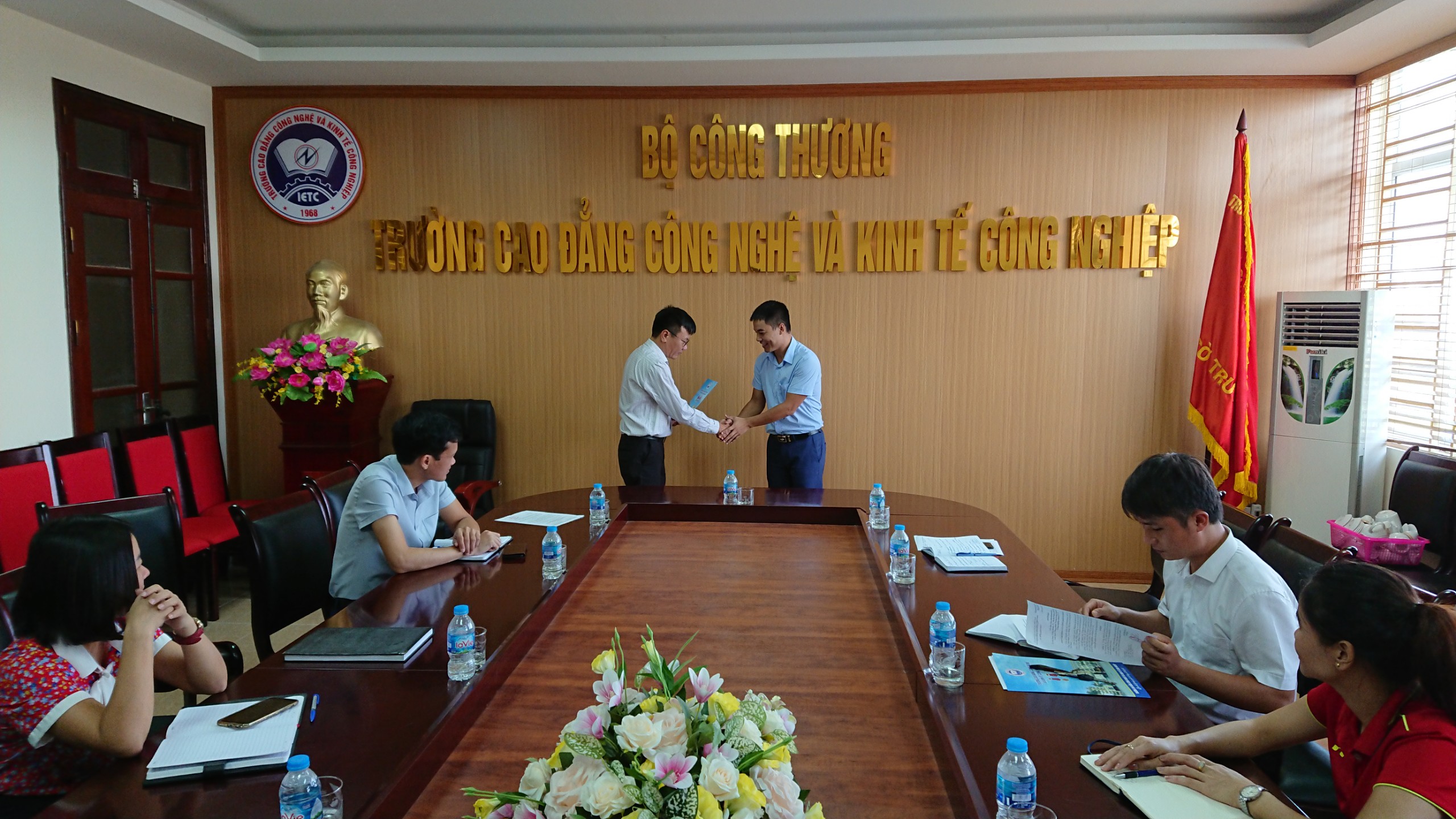 Công đoàn trường IETC công bố Quyết định bổ sung uỷ viên Ban Chấp hành, uỷ viên Ban Thường vụ, chức danh Chủ tịch, phó chủ tịch Công đoàn trường nhiệm kỳ 2017-2022