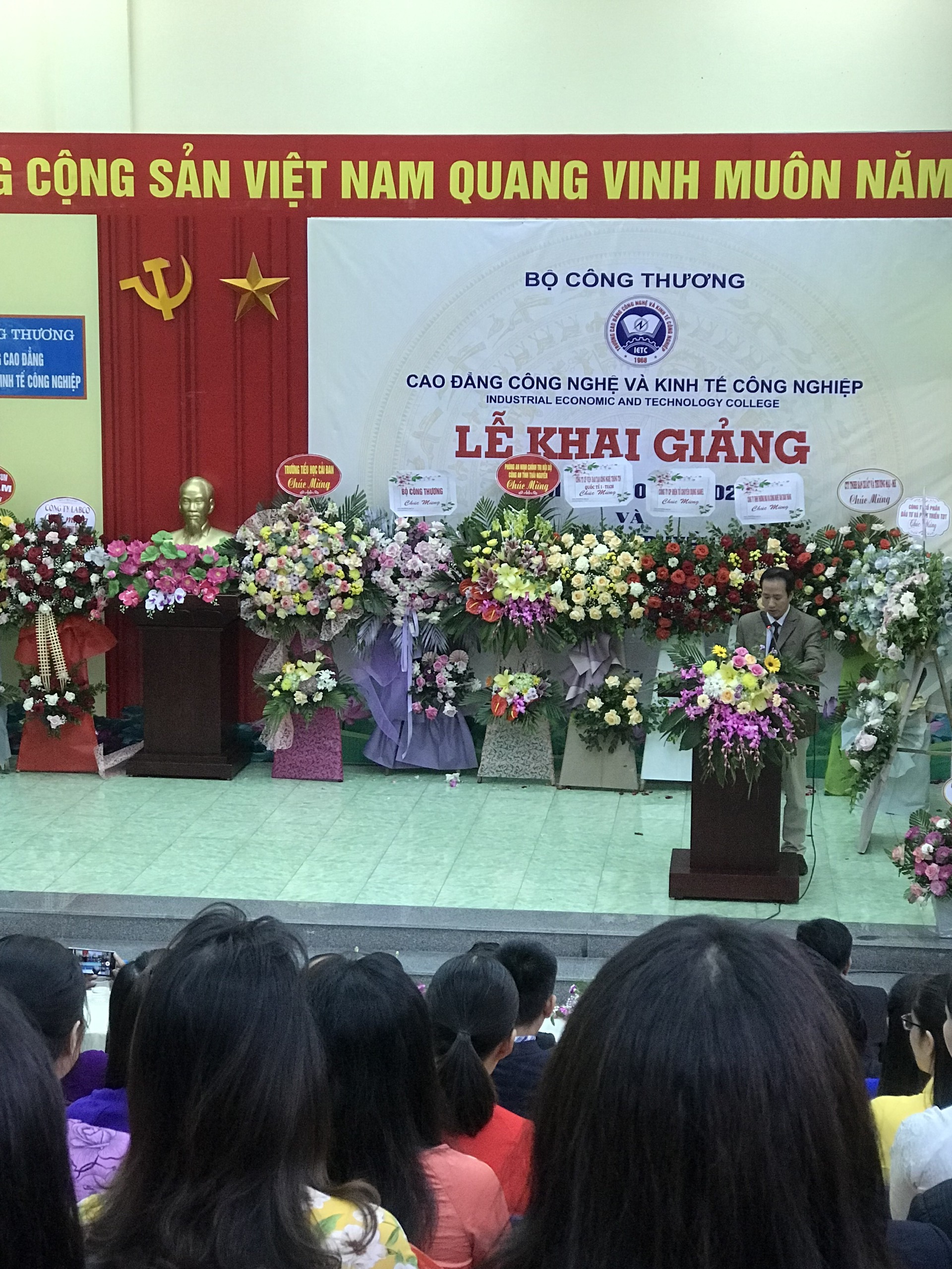 IETC TỔ CHỨC LỄ KHAI GIẢNG VÀ KỶ NIỆM 53 NĂM NGÀY TRUYỀN THỐNG NHÀ TRƯỜNG