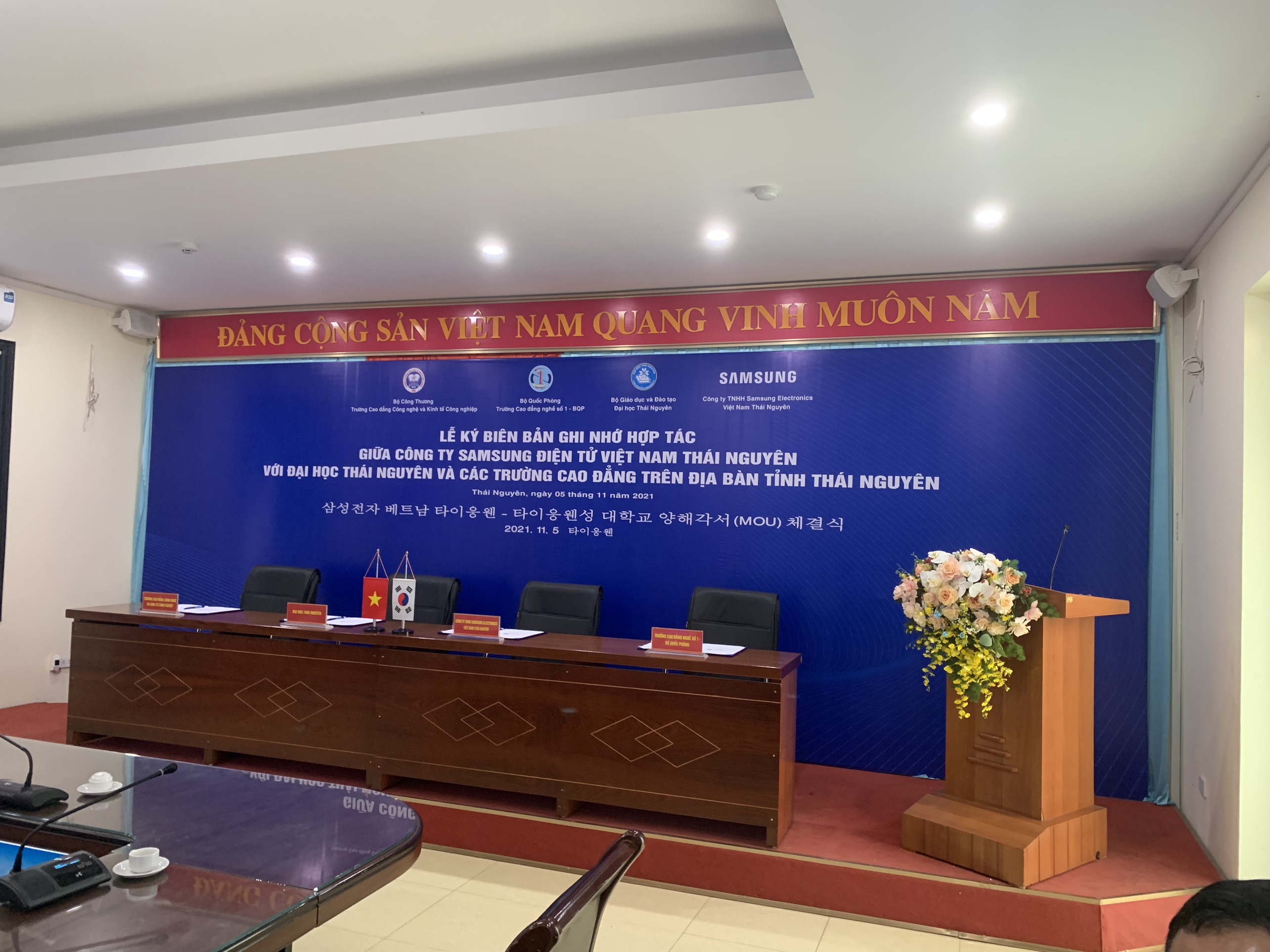 TRƯỜNG IETC THAM GIA LỄ KÝ BIÊN BẢN GHI NHỚ HỢP TÁC GIỮA CÔNG TY SAM SUNG ĐIỆN TỬ THÁI NGUYÊN VỚI ĐẠI HỌC THÁI NGUYÊN VÀ CÁC TRƯỜNG CAO ĐẲNG TRÊN ĐỊA BÀN