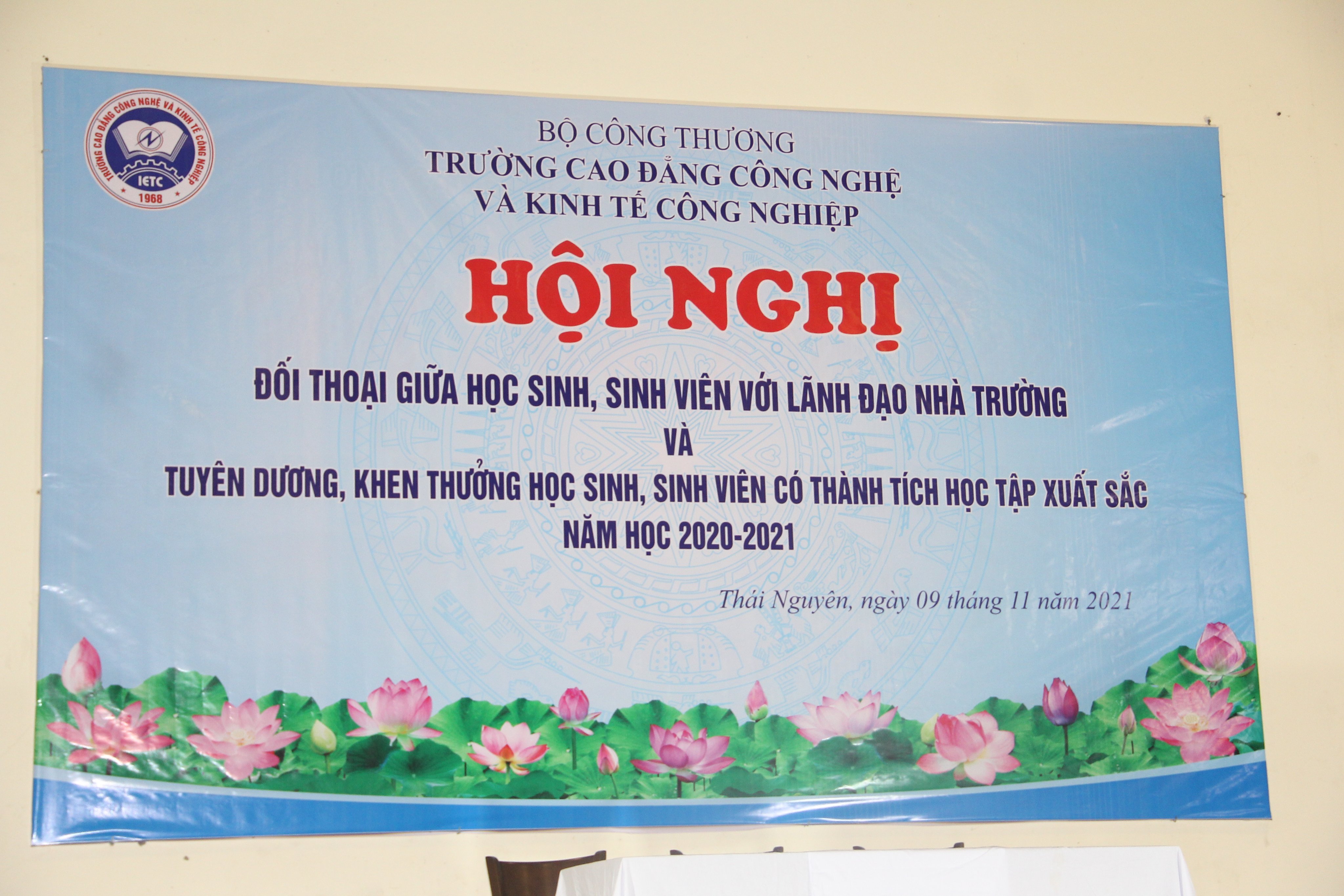 Trường IETC tổ chức Hội nghị đối thoại với HSSV và tuyên dương khen thưởng HSSV có thành tích học tập xuất sắc năm học 2020-2021